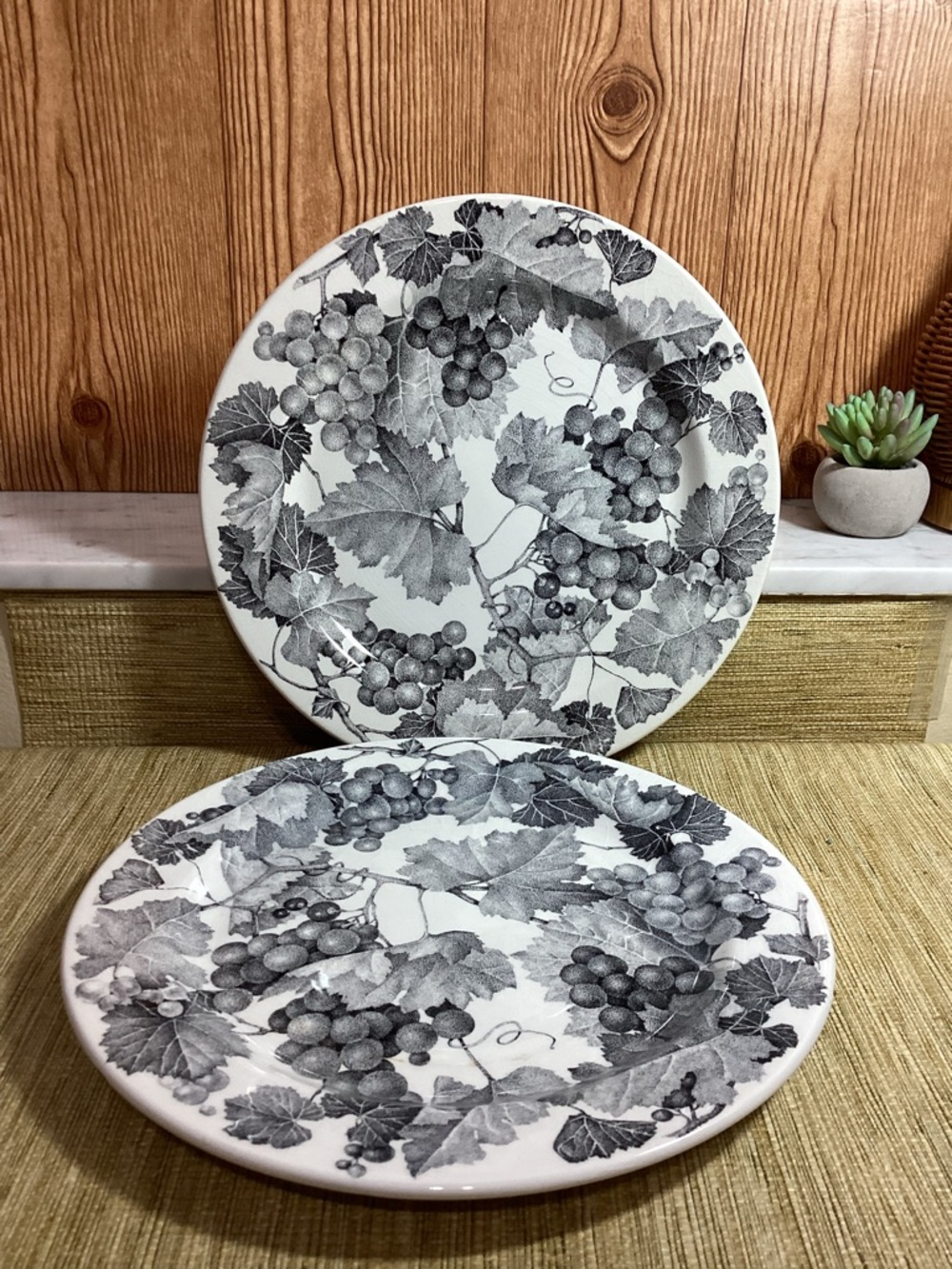 Crate & Barrel Quadrifogolio Grapevine Ceramic Dinner Plates made in Italy